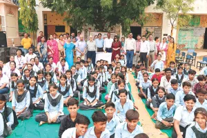 जेएनयू ने विद्यालय को फर्नीचर, पुस्तकें, स्टेशनरी सहित अन्य शैक्षणिक सामग्री की भेंट