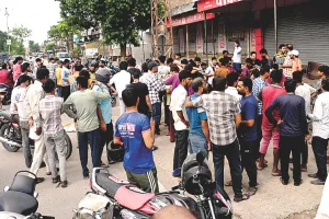 दाम को लेकर मीट विक्रेताओं के दो गुटों में खूनी संघर्ष : चाचा-भतीजे को मौत के घाट उतारा, दोनों पक्षों के 10 लोग घायल, पुलिस बल तैनात