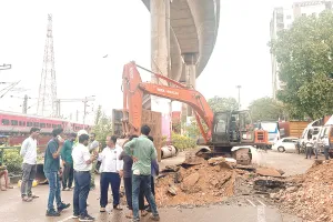 हसनपुरा पुलिया के पास धंसी सड़क, मरम्मत का काम शुरू