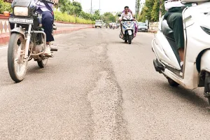 सड़कें तड़की, खड़ा हो रहा खतरा