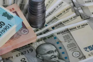 रुपया लगातार तीसरे दिन कमजोर, सात पैसे टूटकर 86.16 रुपए प्रति डॉलर पर