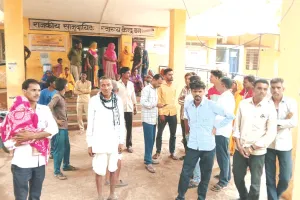 नवजात की मौत, चिकित्सक पर लापरवाही का आरोप : परिजनों का हंगामा, नर्सिंग ऑफिसर एपीओ, डॉक्टर को अस्पताल से हटाया