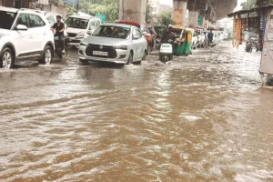 बारिश झम-झम, शहर थम-थम : सड़कों पर भरा पानी, वाहन रेंग-रेंग कर चलते रहे