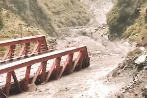 वाराणसी में गंगा उफान पर, हिमाचल में फिर फटे बादल, मंदिर और श्मशान डूबे