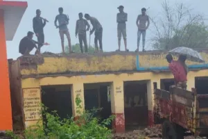 असर खबर का - लूनाखेड़ी के प्राथमिक विद्यालय भवन को जमींदोज करने के आदेश