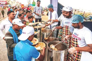 अदाणी समूह और इस्कॉन की ओर से रथयात्रा के दौरान भक्तों को नि:शुल्क प्रसाद वितरण, रथयात्रा में जुटे श्रद्धालुओं की भीड़ उमड़ रही 