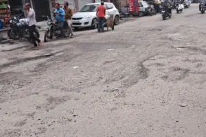 कोटा दक्षिण वार्ड 15 - मेन रोड पर ही बड़े-बड़े गड्ढे, बार-बार हो रहा जाम 