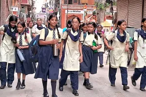 ग्रीष्मकालीन अवकाश के बाद स्कूलों में फिर लौटी रौनक, नए सत्र की शुरुआत