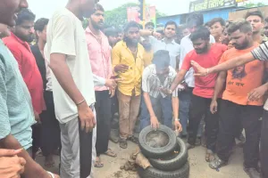 पुरानी रंजिश से उपजा खूनी संघर्ष : एक युवक की चाकू मारकर हत्या, विरोध में हाईवे जाम