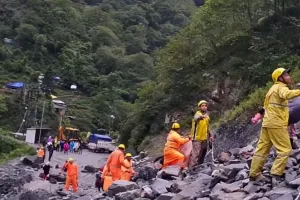 केदारनाथ से आ रहे श्रद्धालु सोनप्रयाग स्लाइड जोन में फंसे, एसडीआरएफ ने निकाला सुरक्षित