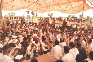 किसान ने खेत में पेड़ से लगाई फांसी, ग्रामीण शव रखकर धरने पर बैठे, ग्रामीणों का आरोप- लापता बेटी के मामले में पुलिस ने नहीं की कार्रवाई