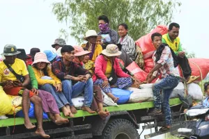 थाईलैंड से संघर्ष के कारण 80 हजार से ज्यादा कंबोडियाई ग्रामीणों का सुरक्षित जगह पलायन