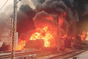 चेन्नई के पास कच्चे तेल से भरी मालगाड़ी में लगी भीषण आग, रेल सेवाएं बाधित