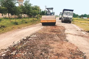क्षतिग्रस्त सड़कों की मरम्मत करवा रहा जेडीए, रोड एंबुलेंस से हो रहा सड़कों का कार्य