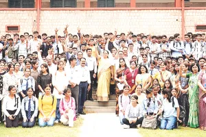 सुबोध महाविद्यालय में नव आगंतुक छात्र-छात्राओं का तिलक लगाकर किया स्वागत, सभी विषयों की दी गई जानकारी 