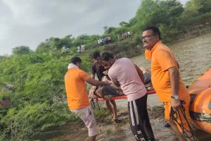 गड्ढे में डूबे  युवक का शव निकाला : दोस्तों के साथ गया था पशु चराने, पैर फिसला और गहरे पानी में चला गया