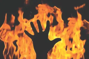 छात्रा ने कॉलेज में खुद पर पेट्रोल डाल लगाई आग : सहायक प्रोफेसर पर मानसिक उत्पीड़न का आरोप, सरकार ने किया निलंबित