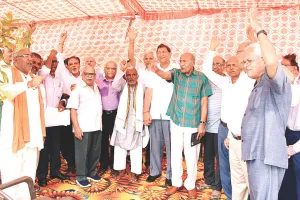 यूनिवर्सिटी में चुनाव की मांग को लेकर प्रदर्शन : सद्बुद्धि यज्ञ, पानी में दिया धरना, सेवानिवृत्त शिक्षकों ने कॉलेज पेंशनरों की तरह भुगतान का किया आग्रह  