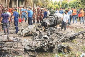 बांग्लादेश में अहमदाबाद जैसा हादसा : ढाका में स्कूल पर गिरा वायुसेना का विमान, पायलट सहित 20 की मौत, 164 घायल