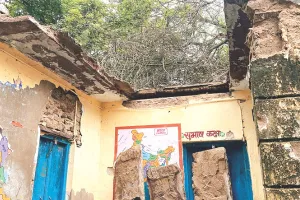 बारिश के बाद रूपावली के सरकारी स्कूल की दीवार-छत ढही : कई वर्ष से जर्जर अवस्था में था, जिस बरामदे की छत ढही, उसके नीचे रोज लगती थी क्लास 