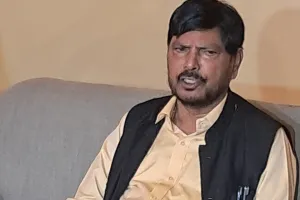 मराठी के नाम पर ठाकरे परिवार की दादागिरी गलत, संविधान किसी के बाप का बाप भी नहीं बदल सकता : अठावले 