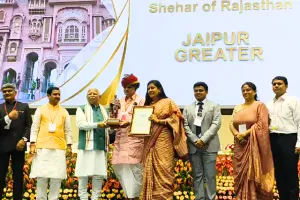 इंदौर 8वीं बार देश का सबसे स्वच्छ शहर, द्रौपदी मुर्मु ने पुरस्कार से किया सम्मानित