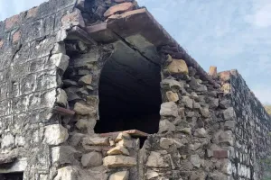 खतरे में बचपन, घट रहा नामांकन जर्जर सरकारी स्कूल