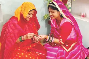 सिंजारा आज, हरियाली तीज कल : मिट्टी से शिव-पार्वती, गणेश जी और सखियों की मूर्तियां बनाकर उनका विधिवत किया जाता है पूजन