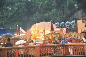 बारिश का ताज पहन निकली तीज की सवारी, कलाकारों ने लोक कलाओं का प्रदर्शन कर लोगों को किया रोमांचित