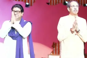 महाराष्ट्र की राजनीति में बड़े बदलाव की अटकलें : 2 दशक बाद एक साथ नजर आए उद्धव और राज ठाकरे, अपनी पार्टियों के पुनरुद्धार के लिए पुराने धर्रे पर वापस आने की बना रहे है योजना  