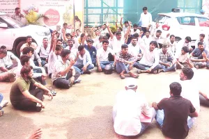 निगम ग्रेटर में कांग्रेस पार्षदों ने किया प्रदर्शन : पार्षदों को परिडे भेज महापौर कर रहीं विदेश यात्रा- चौधरी