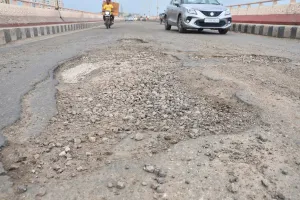 चम्बल पुलिया को बारिश दे गई गड्ढ़ों के जख्म, बरसात में पानी भरने पर हादसों का खतरा अधिक