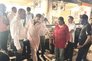 सफाई व्यवस्था सुदृढ़ बनाने के लिए आयुक्त ने किया औचक निरीक्षण : रेलवे जंक्शन के पास दुकानों के बाहर गंदगी देख डॉ. पटेल हुई नाराज, स्वास्थ्य निरीक्षक को दिया नोटिस