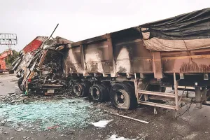 हाईवे पर दर्दनाक हादसा : ट्रेलर को पीछे से टक्कर मारने पर ट्रक में लगी आग, ट्रक चालक और खलासी जिंदा जले