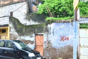 बरसात शुरू, अब हो रहा जर्जर भवनों का सर्वे