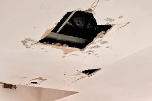 इस बार भी बरसात में फिर टपकेगी छत,  पानी में फिसलने से हो सकते हैं लोग चोटिल