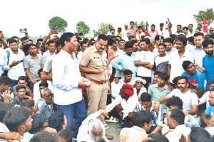 बजरी से भरी ट्रैक्टर-ट्रॉली ने बाइक सवार वृद्ध पति-पत्नी को कुचला : आक्रोशित ग्रामीणों का शव उठाने से इनकार