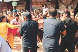 दर्शन के लिए लाइन में लगे श्रद्धालुओंं से मंदिर के गार्डों ने की मारपीट