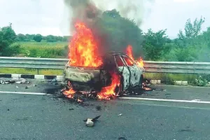 दिल्ली-मुंबई एक्सप्रेस-वे पर हादसा : टक्कर के बाद दोनों वाहन पलटे, कार में लगी आग, मशक्कत के बाद वाहनों में फंसे लोगों को बाहर निकाला