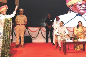 राज्यपाल ने सफाईकर्मियों के साथ भोजन किया : स्वच्छ भारत के लिए मिलकर कार्य करें- राज्यपाल हरिभाऊ बागडे