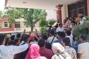 राजस्थान विश्वविद्यालय में छात्रों और संविदा कर्मियों का जोरदार विरोध प्रदर्शन