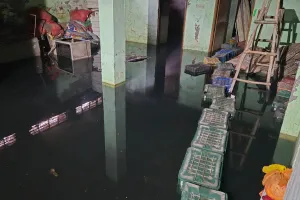 लगातार तेज बरसात से दुकानों के तहखानों में पानी भरा, मुहाना मंडी में जलभराव की समस्या 