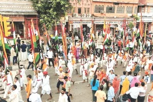 श्रीदेवनारायण मंदिर से रवाना हुई ध्वज यात्रा : शहर में जगह-जगह हुआ भव्य स्वागत, भजन-कीर्तन करते ध्वज लेकर चले यात्री 
