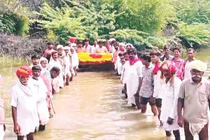 श्मशान घाट बना तालाब : सड़क पर रखनी पड़ी अर्थी, जेसीबी से रास्ता बनाने के बाद हुआ अंतिम संस्कार; ग्रामीणों में गहरा आक्रोश