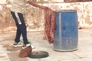 खैरथल में मेरठ जैसी हत्या : नीले ड्रम में मिली पति की लाश, शव गलाने के लिए ड्रम में डाला नमक, पत्नी और बच्चे गायब