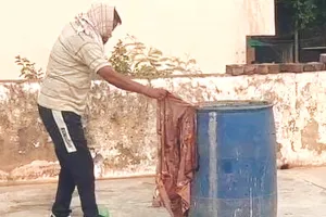 नीले ड्रम में मिली थी लाश : हत्या आरोप में मृतक की पत्नी और बॉयफ्रेंड गिरफ्तार, मृतक ईंट भट्टे पर करता था काम, आरोपी मकान मालिक था मुनीम 