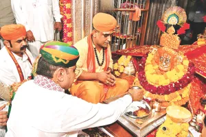 सीएम बनने के बाद पहली बार रामदेवरा पहुंचे मुख्यमंत्री भजन लाल : नंगे पांव हाथ में ध्वजा लेकर 1 किलोमीटर की पैदल चल कर किए दर्शन