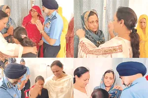 उधमपुर बेस कैंप पर थे तैनात : एयरफोर्स प्रमुख अमर प्रीत सिंह ऑपरेशन सिंदूर में शहीद मोगा के घर पहुंचे, परिजनों को बंधाया ढांंढ़स