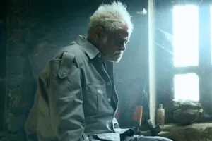 फिल्म ‘पोस्टमैन’ का फस्र्ट लुक रिलीज, लंबी दाढ़ी और बिखरे बालों के साथ बैठे नजर आए संजय मिश्रा 