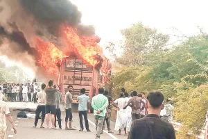 रामदेवरा जा रहे दो बाइक सवार भाइयों को बस ने कुचला : बस ने बाइक को सौ मीटर तक घसीटा बस रैलिंग से टकराई